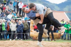 Joel Wicki, links, und Lukas Vonlaufen im Duell im 5. Gang. (Bild: Urs Flüeler / Keystone)