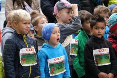 Die kleinen Sportlerinnen und Sportler wetteifern um den Sieg. Bilder von vielleicht ersten Wettkampffieber des Lebens. (Bild: Ramona Geiger/LZ)