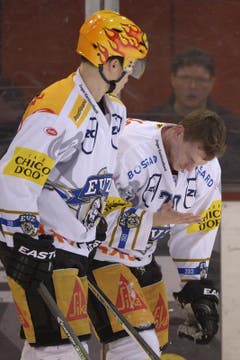 Zugs Stürmer Reto Suri, links, betreut den angeschlagenen Mitspieler Yannick Blaser. (Bild: Keystone)