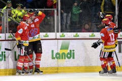 Die Bieler jubeln nach dem 4:3. (Bild: Keystone)
