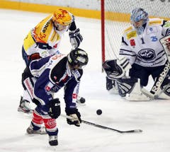 Der Zuger Fabian Sutter im Kampf gegen Maxim Noreau, links, und Torhüter Nolan Schäfer.