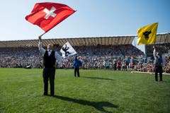 Fahnenschwinger während dem Festakt. (Bild: Keystone / Jean-Christophe Bott)