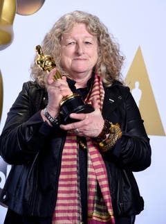Dieser Dame haben Mad-Max-Fans die ausgefallenen Kostüme zu verdanken: Jenny Beavan mit ihrem Oscar für das beste Kostümdesign. (Bild: Keystone/EPA/Paul Buck)
