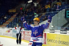 Kloten Flyers Stürmer Peter Müller feiert seinen dritten Treffer zum Spielstand von 3:1 (Bild: Keystone)