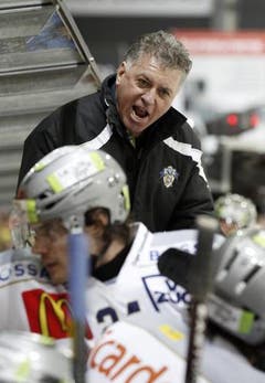 Der EVZ-Coach Doug Shedden gibt Anweisungen.