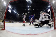 EVZ Goalie Jussi Markkanen kassiert den zweiten Treffer von ZSC Lions Stürmer Andres Ambühl. (Bild: Keystone)