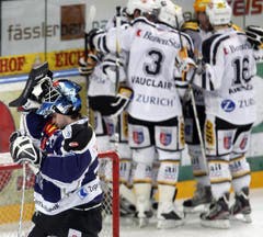 Der Zuger Torhüter Sandro Zurkirchen Zug kassiert den entscheidenden Treffer. (Bild: Keystone)