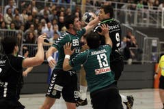 Kriens Benjamin Steiger (rechts) gegen Diomidis Argous Davor Taskovic (links) und Raqi Marango (Mitte). (Bild: Philipp Schmidli/Neue LZ)