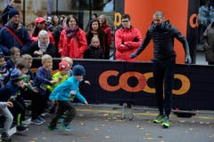 Die kleinen Sportlerinnen und Sportler wetteifern um den Sieg. Bilder von vielleicht ersten Wettkampffieber des Lebens. (Bild: Dominik Wunderli/LZ)