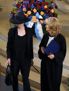 Anina Stancu, links, Witwe von Walter Roderer, mit Pfarrerin Katharina Hoby. (Bild: Keystone)