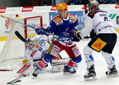 Die Zuger Tobias Stephan (links) und Tim Ramholt gegen Klotens Chad Kolarik (mitte). (Bild: Keystone / Patrick B. Krämer)
