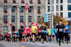 Lauefer rennen durch die Innenstadt von Luzern. (Bild: Keystone/CHRISTIAN MERZ)