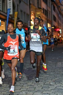 Bernard Matheka (links 4), Tadesse Abraham (mitt3 12) und der spätere Sieger Patrick Mugur Ereng (rechts 1) beim Elite Rennen der Männer am Luzerner Stadtlauf (Bild: Philipp Schmidli / Neue LZ)