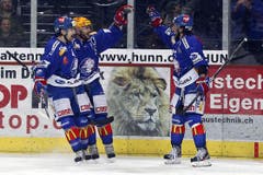 ZSC-Lions-Srmer Andres Ambühl, rechts, feiert seinen Treffer zum 2:0 mit Verteidiger Patrick Geering, links, und Stürmer Jeff Tambellini. (Bild: Keystone)