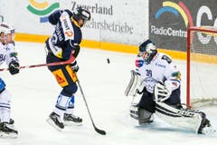 Zugs Jarkko Immonen (Mitte) im Duell mit Ambri-Torhüter Sandro Zurkirchen. (Bild: Alexandra Wey / Keystone)
