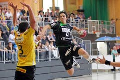 Nicolas Raemy erzielte insgesamt vier Treffer, hier gegen Filip Pendic. (Bild: Philipp Schmidli/Neue LZ)