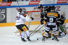 Zugs Reto Suri (links) jubelt über das 0:1. (Bild: Keystone / Davide Agosta)