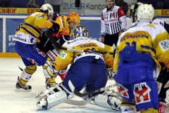 Zugs Damien Brunner (zweiter von links) gegen die Davoser Abwehr mit Goalie Leonardi Genoni. (Bild: Keystone/Sigi Tischler)