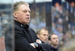 Der Zuger Trainer Doug Shedden beobachtet das Spiel. (Bild: Keystone)