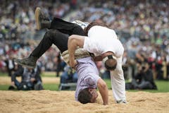 Philipp Reusser, links, schwingt gegen Benji von Ah. (Bild: Keystone)