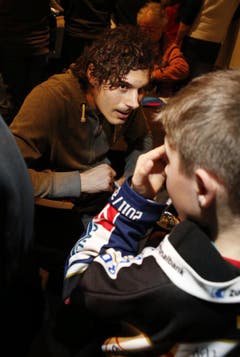 EVZ-Center Fabian Sutter gibt einem seiner kleinsten Fans ein Autogramm. (Bild: Stefan Kaiser / Neue ZZ)