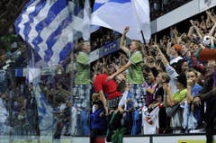 Jubel in der Bossard-Arena: So ausgelassen war die Stimmung wohl noch nie in der neuen Halle. (Bild: Keystone)