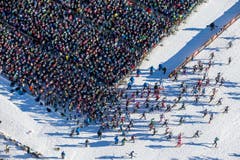 2014: Viel Wasser im Startgelände auf dem See bei Maloja macht erfinderisch. Aus der Not heraus lassen die Organisatoren am Land starten, aus Warteboxen heraus. Die Idee setzt sich durch, da die Läufer ohne Startschuss, individuell und damit entspannter ins Rennen gehen können. (Bild: Keystone)