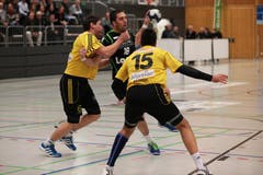 Boris Stankovic (Mitte) setzt sich gegen Jonathan Pulver (links) und Predrag Milicic durch. (Bild: Roger Zbinden/Neue LZ)