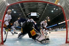 Zuger Goalie Tobias Stephan im Einsatz in der Bossard Arena. (Bild: Keystone/Alexandra Wey)