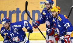 Patrik Bärtschi, links, jubelt nach seinem Tor zum 1:0 mit Blaine Down, Mitte, und Jeff Tambellini, rechts. (Bild: Keystone)