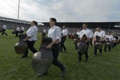 Einmarsch mit riesigen Treicheln. (Bild: Keystone)