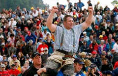 2008 teilt Philipp Laimbacher (unten links) den Festsieg auf dem Stoos erneut mit seinem Bruder Adi Laimbacher (Bild). (Bild: Sigi Tischler / Keystone)