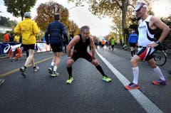 Vorbereitungen und Aufwärmen vor dem Start. (Bild: Nadia Schärli / Neue LZ)