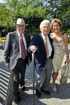 Walter Roderer an seinem 90. Geburtstag mit Silvia und Christoph Blocher in Maur. (Bild: Archiv Neue LZ)