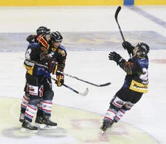 Der Berner Joel Kwiatkowski, links, jubelt nach seinem Tor zum 4:1 mit seinen Teamkollegen Beat Gerber und Martin Plüss.