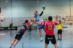 Boris Stankovic steigt höher als die Abwehr von Pfadi Winterthur. (Bild: Roger Grütter)