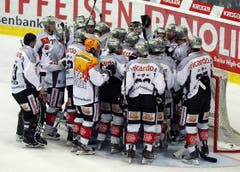 Die Spieler des EV Zug feiern ihren Sieg im Penaltyschiessen. (Bild: Keystone)