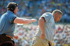Eine Geste und ein Brauch des Respekts vor dem Gegner: Matthias Glarner (L) wischt dem unterlegenen Urs Abderhalden (R) das Sägemehl von den Schultern. (Bild: Swiss-Image)