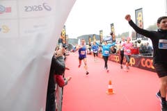 Einige der 10'000 Siegerinnen und Sieger beim Zieleinlauf. (Bild: Ramona Geiger/ Claude Hagen/LZ)