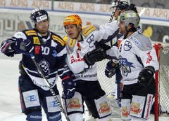 Björn Christen (Mitte) und Thomas Rüfenacht (rechts) feiern das 0:1. (Bild: Keystone)