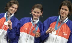 Gianna Hablützel-Bürki, Sophie Lamon and Diana Romagnoli (von links), Silber im Degen Mannschaft, sowie Gianna Hablützel-Bürki, Silber im Degen Einzel, Sydney 2000 (Bild: Keystone / Fabrice Coffrini)