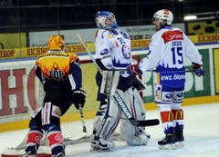ZSC-Goalie Lukas Flüeler produzierte seinen ersten Flop in den diesjährigen Playoffs, als er bei einem Flatterpuck aus der Distanz von EVZ-Back Patrick Fischer daneben griff. EVZ-Topskorer Damien Brunner setzte daraufhin verbal nach, als er an Flüeler vorbeifuhr und sich wohl über dessen Lapsus lustig machte. (Bild: Keystone)