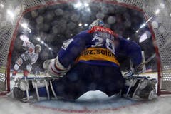 EV Zug Stürmer Sven Lindemann, links, gegen ZSC Lions Torher Lukas Flüeler. (Bild: Keystone)