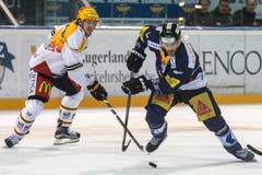 Zugs Daniel Sondell (rechts) enteilt Luganos Damian Brunner. (Bild: Keystone / Alexandra Wey)
