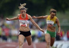 Inna Weit (links) aus Deutschland und Alyssa Conelly aus Südafrika beim 100m Vorlauf der Frauen. (Bild: Keystone)
