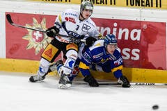 Zugs Nolan Diem (links) gegen Davos' Simon Kindschi. (Bild: Keystone)