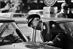 Der «Polizist» Walter Roderer überführt einen Parksünder, das eingetriebene Geld kommt der Krebshilfe Schweiz zu Gute. Aufnahme vom 24. Oktober 1990 vor dem Opernhaus in Zürich. (Bild: Keystone / Str.)