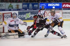 Zugs Goalie Tobias Stephan und Calle Andersson (rechts) wehren sich gegen Fribourgs John Fritsche (Mitte). (Bild: Keystone)