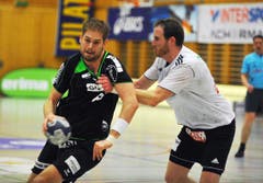Der Krienser Daniel Baverud im Zweikampf mit dem Thuner Philipp Buri. (Bild: Corinne Glanzmann / Neue LZ)
