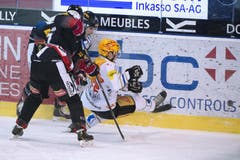 Zugs Reto Suri gegen die Fribourger Sebastien Schilt und Thibaut Monnet. (Bild: Keystone)